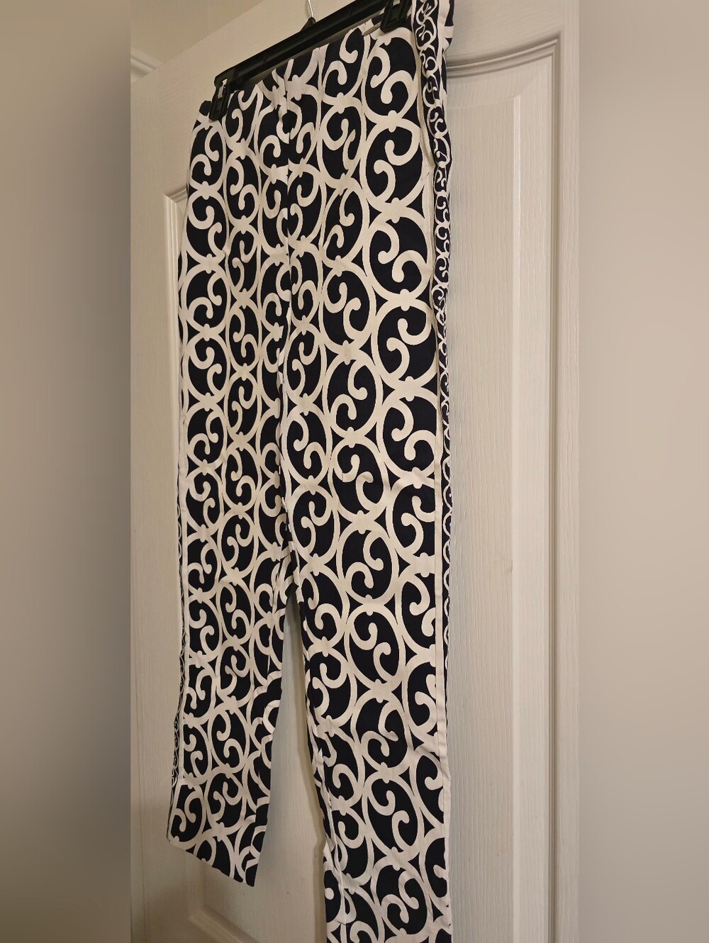 Elie Tahari Navy and White Scroll Print Chain Cropped Ankle Pants SZ Med